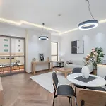 Modern Jbr Apartment Sleeps 4 With Pool & Balcony