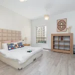Modern Jbr Apartment Sleeps 4 With Pool & Balcony