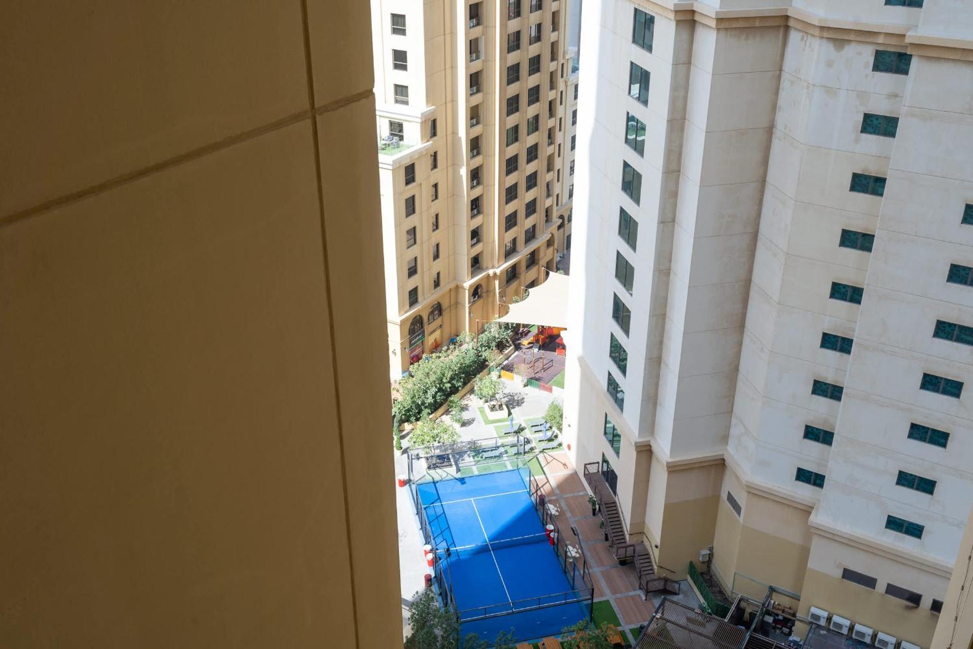 Apartment Modern Jbr Sleeps 4 With Pool & Balcony Dubai