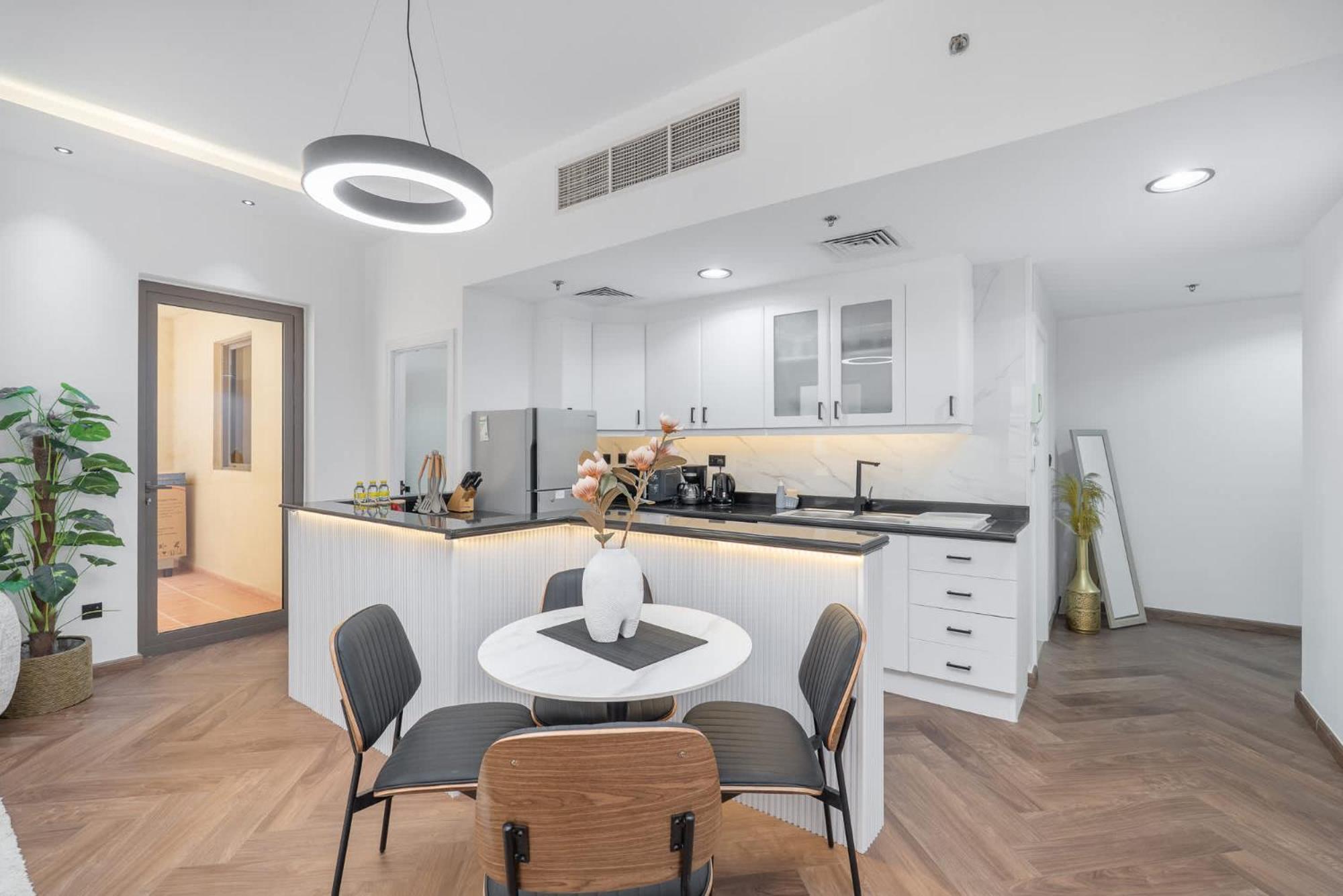 Modern Jbr Sleeps 4 With Pool & Balcony Apartment