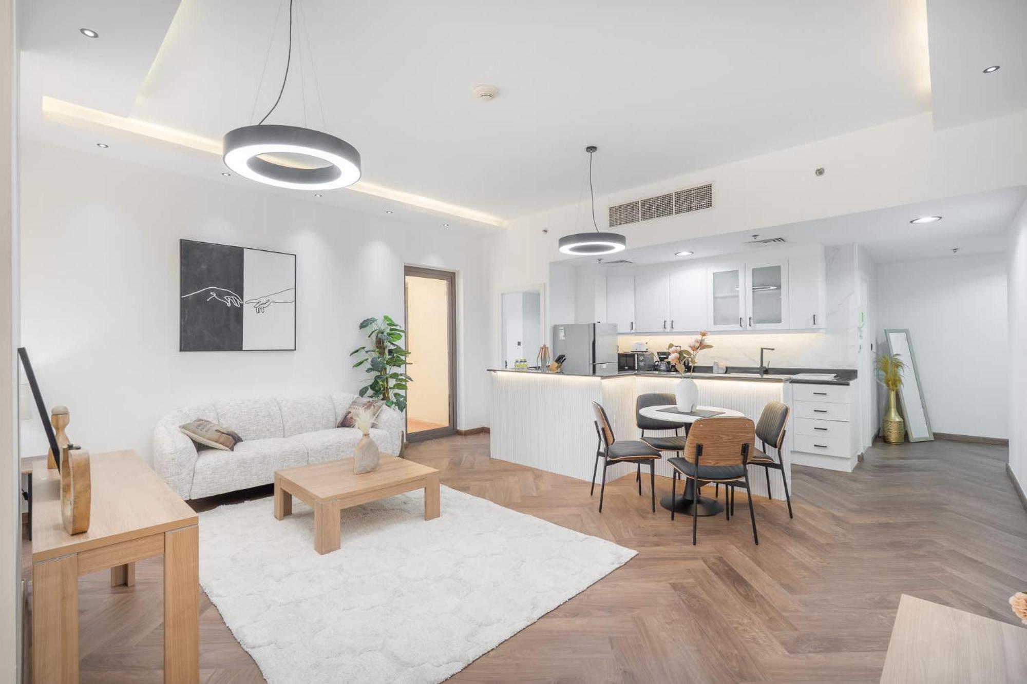 Modern Jbr Sleeps 4 With Pool & Balcony